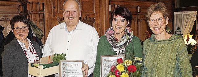 Neue  Ehrenmitglieder der Hochtouriste... (links) berreichten   die Urkunden.   | Foto: Hauert
