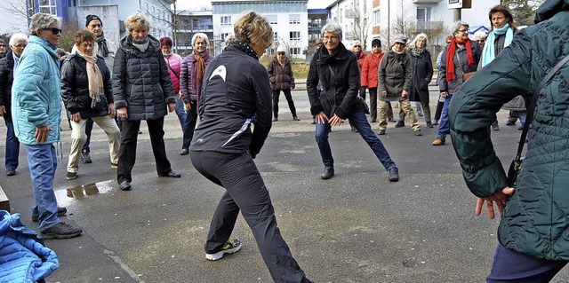 An drei Stationen leitete  Karin Barth die Teilnehmer zu Gymnastik an.   | Foto: Danielle Hirschberger