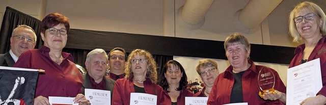 Dietmar Fink vom Deutschen Harmonikave...a Joos und Renate Linder (von links).   | Foto: Hartenstein