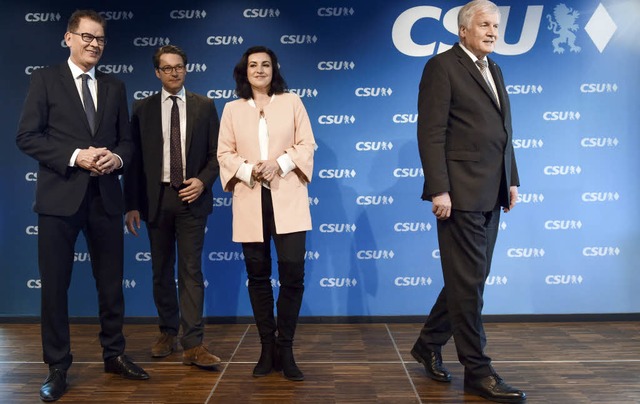 Gerd Mller (von links), Andreas Scheu... Horst  Seehofer kommen ins Kabinett.   | Foto: AFP