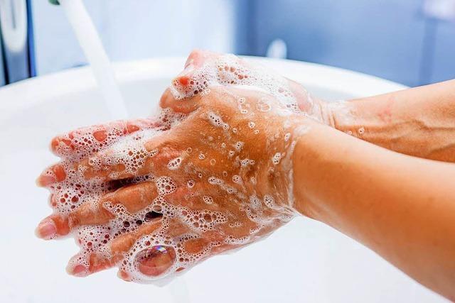 Frauen waschen sich oft gründlicher die Hände als Männer