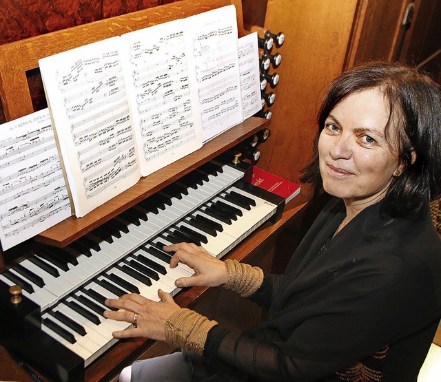 Die Schweizer Organistin Irene Roth-Halter an der Albiez-Orgel   | Foto: Heidi Fssel