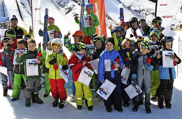 43 Mdchen und Jungen starteten beim P...ungen erhielten je ein Paar Sprungski.  | Foto: maurer