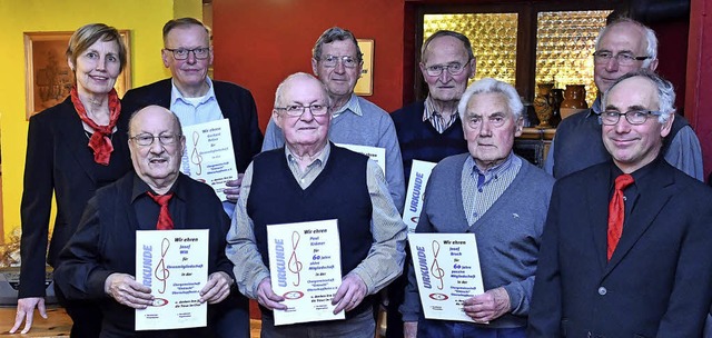 Langjhrige Mitglieder der Chorgemeins...k und Siegbert Walter (Vorsitzender).   | Foto: Wolfgang Knstle