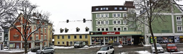 Das gelbe Haus zwischen Nahkauf und B...und weiter nach hinten gebaut werden.   | Foto: Gnter Vollmer