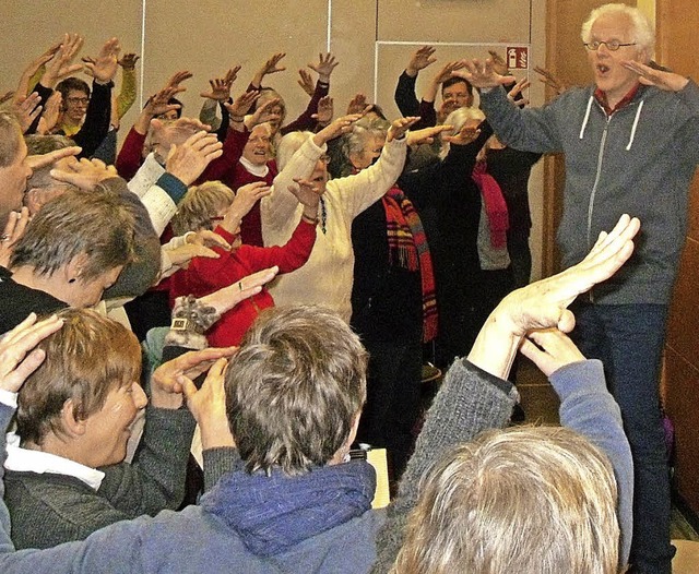 &#8222;Aufwrmen&#8220; in der Singstunde mit Uli Fhre.   | Foto: Hartwig Kluge