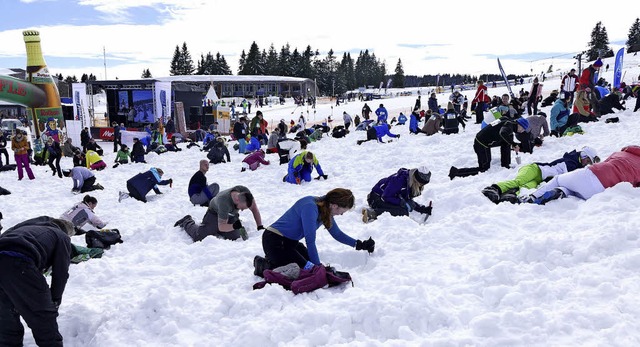 Kollektives Buddeln am Seebuck: 999 Menschen sind auf der Suche nach Schtzen.   | Foto: Silas Schwab