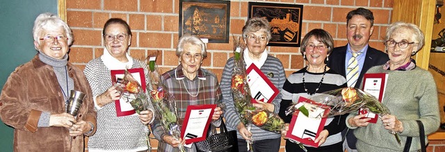 Ehrungen beim Schwarzwaldverein Steine...rstand Bodo Kster und  Gertrud Kunz.   | Foto: Gudrun Gehr