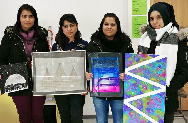 Kunsttherapeutische Projekt &#8222;Bil...e Teilnehmerinnen  zeigen ihre Werke.   | Foto: Jasmin Bergmann