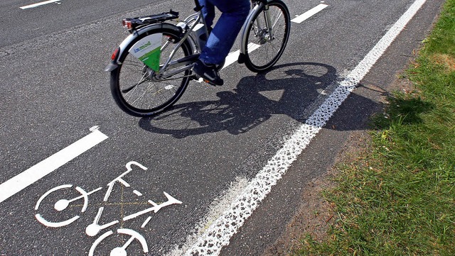 Mehr Sicherheit fr Radfahrer im Verke...utzstreifen, weitere sind im Gesprch   | Foto: dpa