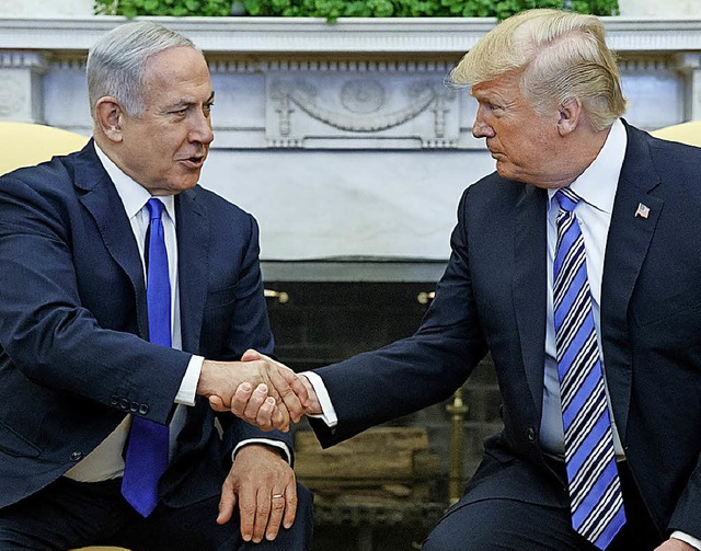 Der Handschlag kann gar nicht lange ge...ern &#8211; Netanjahu (li.) bei Trump   | Foto: dpa