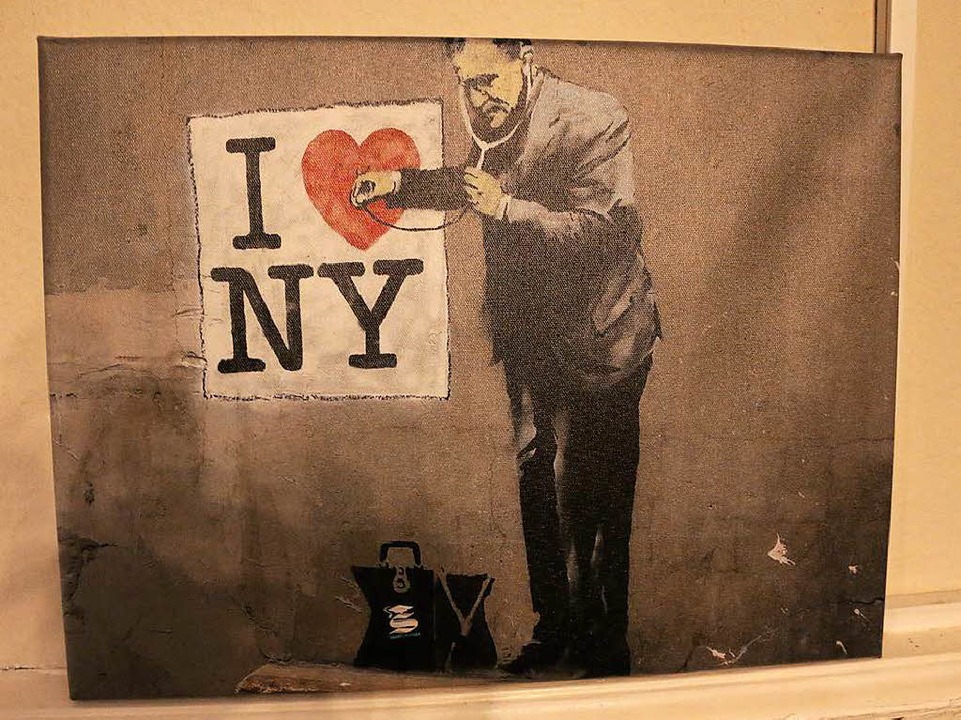 An den Wänden hängt die Kunst des britischen Street-Art Künstlers Bansky  | Foto: Sédric Curic