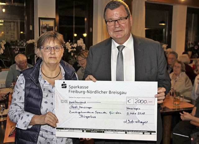 2000 Euro fr den Brgerbus: Angelika ...k an Brgermeister Matthias Guderjan.   | Foto: Werner Schnabl