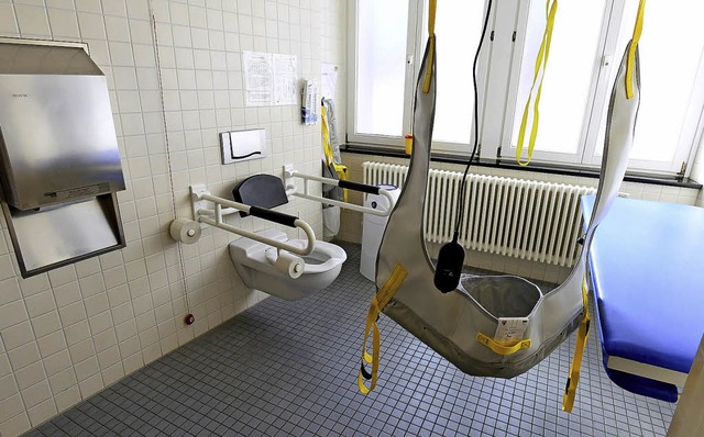 Der Patientenlifter ist Pflicht in einer &#8222;Toilette fr alle&#8220;.   | Foto: Ingo Schneider