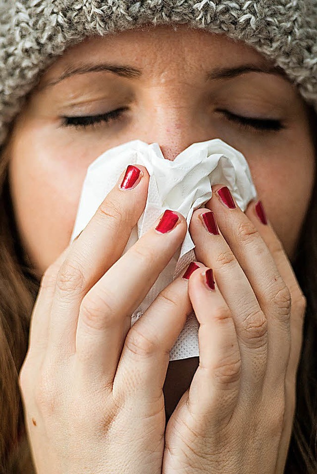 Die Nase luft, der Kopf schmerzt: Die Grippe geht um.   | Foto: dpa