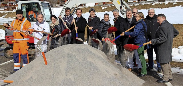 Der symbolische Start ist gemacht mit ...ck und Bauunternehmens Martin Staller.  | Foto: Eva Korinth