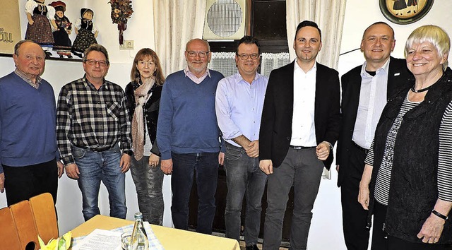 Der neue Vorstand der Freien Whler mi...uem Vorsitzenden (Dritter von rechts).  | Foto: Sredniawa