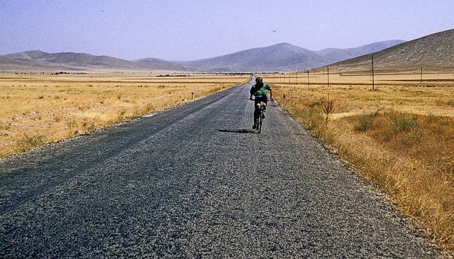 Auf dem Foto zu sehen: Pfarrer Josef B...Grostadt Konya und dem Taurusgebirge.  | Foto: privat