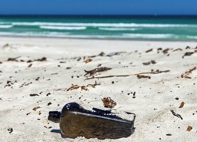 Die Flaschenpost an dem Strand an Australiens Westkste.   | Foto: dpa