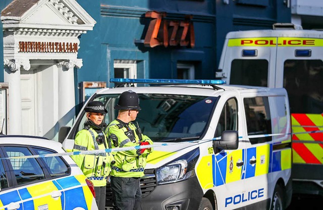 Polizisten sperren in Salisbury weitrumig den Tatort ab.   | Foto: dpa