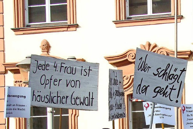 Wer schlgt, geht: Das Bild entstand b...Internationalen Frauentag in Offenburg  | Foto: Susanne Ramm-Weber