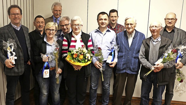 Langjhrige Mitglieder des Turnvereins...orsitzende Peter Vogel (hinten links)   | Foto: Helmut Hassler