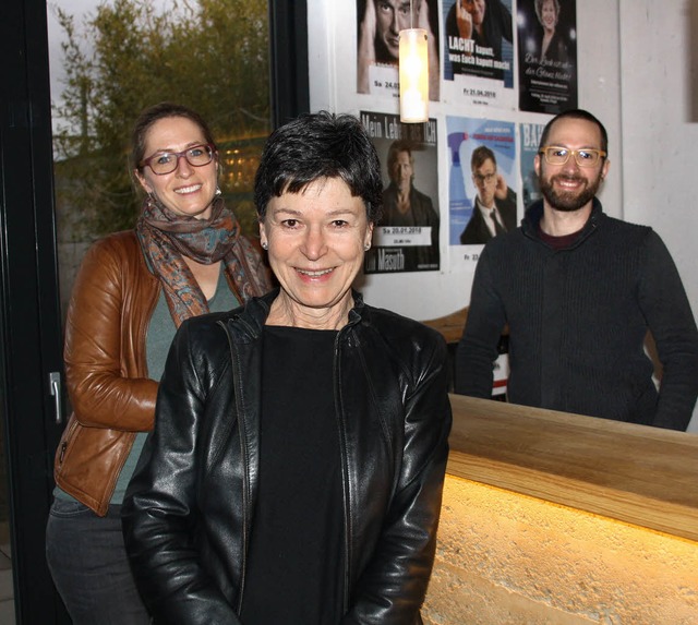 Anja Weis, Elisabeth Fnfgeld und Roma...der Theke des neuen Foyers der Kumedi.  | Foto: Ch. Franz