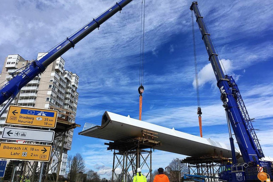 Die Stahlbauteile wurden per Schwertransport aus Stemwede geliefert. Auf der Baustelle an der Bundesstraße können sie jetzt montiert werden. (Foto: Mark Alexander) Die Stahlbauteile wurden per Schwertransport aus Stemwede geliefert. Auf der Baustelle an der Bundesstraße können sie jetzt montiert werden. (Foto: Mark Alexander)
