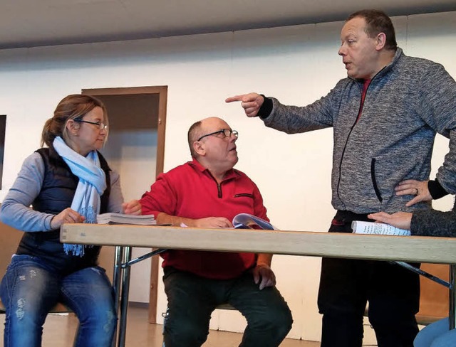 Tante Rosel (links, Heike Faist) und H...Glckler) aufmerksam zu (Probenfoto).   | Foto: Privat