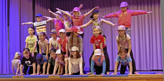 Die Klasse 2b begeistert mit einem selbst erdachten Akrobatik-Auftritt.   | Foto: Silas Schwab