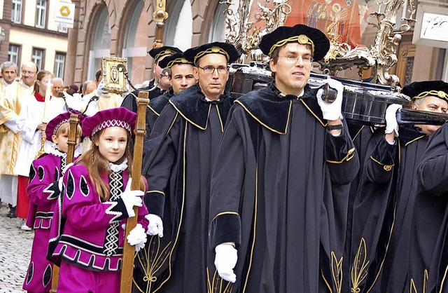 Wie jedes Jahr wird der Reliquienschre...Fridolin durch die Altstadt getragen.   | Foto: Hildegard Siebold