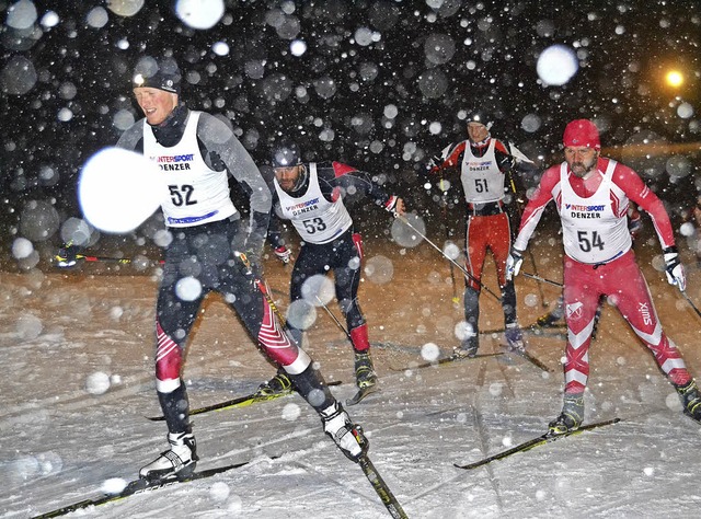 Bastian Gloeden (vorne) fhrt das Mnn...ege Arnt Knig (Nr. 53) die Nase von.   | Foto: Helmut Junkel