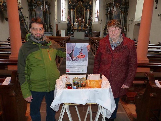 Norbert Baum, und Rita Frderer hoffen...in Holzhausen mit Lebensmitteln fllt.  | Foto: Claudia Bachmann-Goronzy