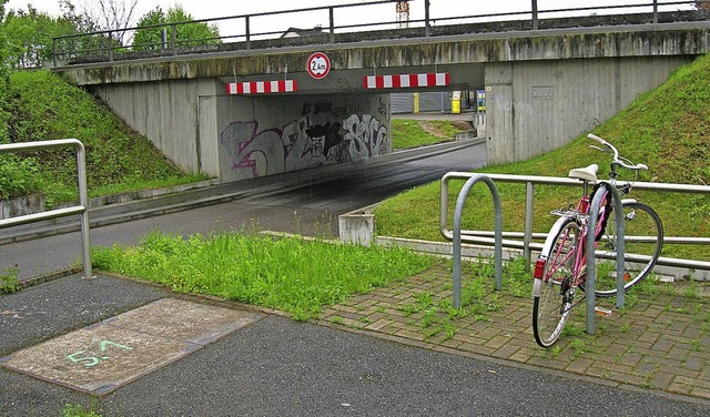 Was tun Pendler, wenn die Unterfhrung...nt einen Behelfssteg fr die Bauzeit.   | Foto: Jahn