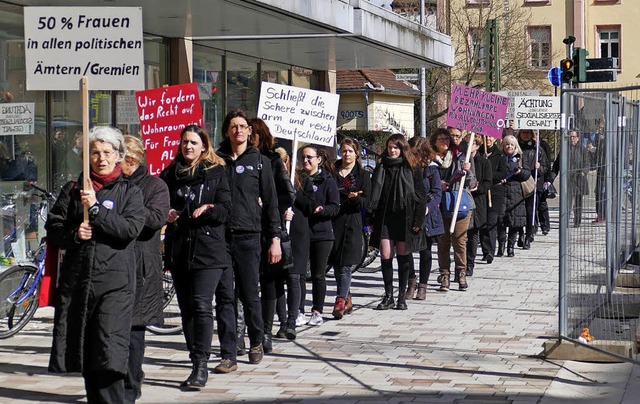 Angefhrt von der Offenburger Gleichst...leideten Frauen ber den Lindenplatz.   | Foto: Ralf Burgmaier