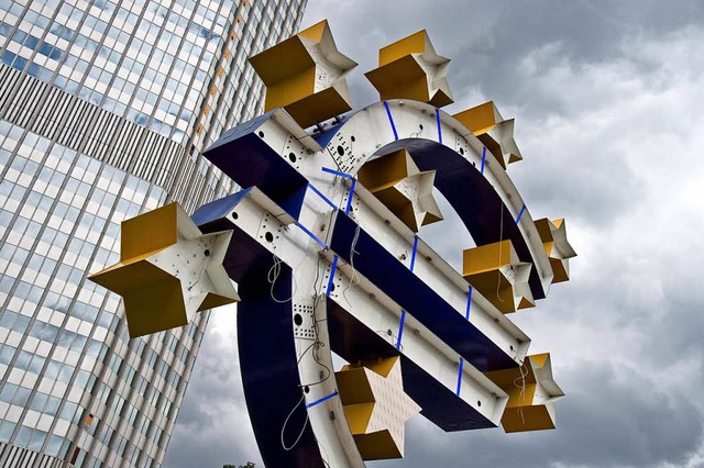 Vielleicht pumpt die EZB bald weniger Euro in den Markt.  | Foto: dpa