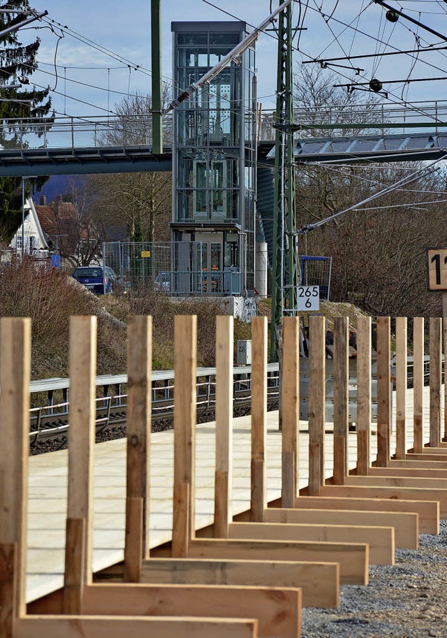 Der Behelfsbahnsteig am Haltinger Bahn...hen wie auch der Steg im Hintergrund.   | Foto: Lauber