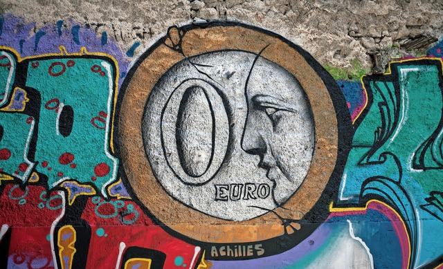 Null Euro fr die Griechen, alles fr ...s Graffito  entstand  2015 in Athen.    | Foto: dpa