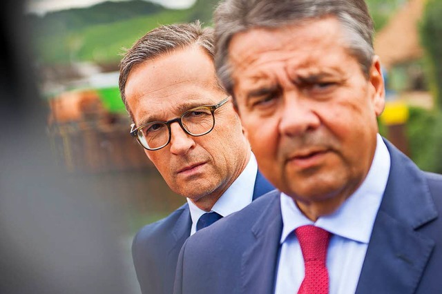 Der alte und der neue Auenminister: Sigmar Gabriel (vorne) und Heiko Maas  | Foto: dpa