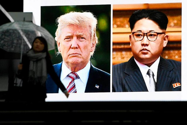 Auf einem Bildschirm in Tokio scheint ...hefs Donald Trump und Kim Jong-un auf.  | Foto: AFP