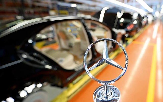 Der Mercedes-Stern ist das Symbol des Autobauers.   | Foto: dpa