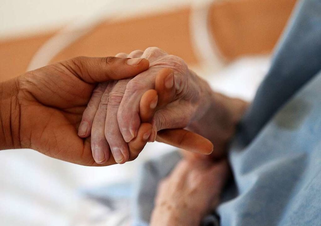 Gesucht: einfühlsame Hände für die Pflege.  | Foto: dpa