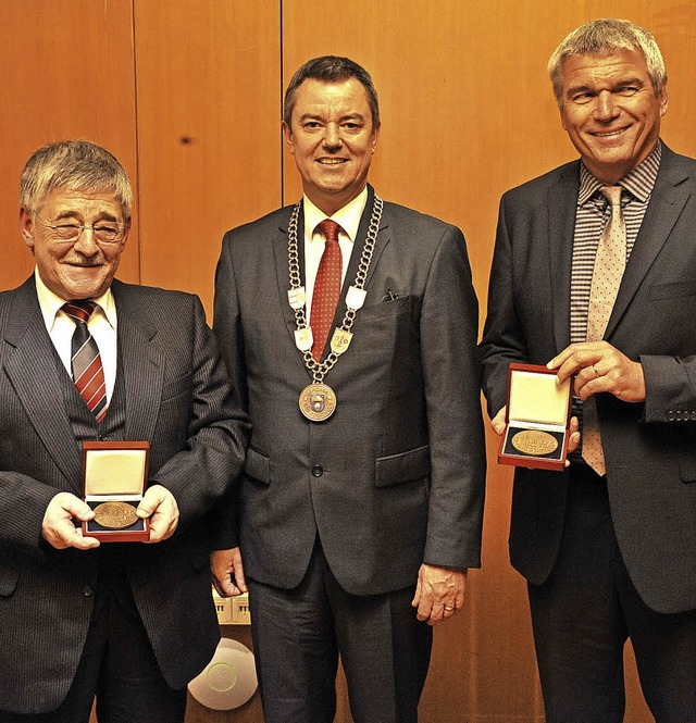 Zwei neue Trger der Verdienstmedaille...ber die hohe Ehrung zuteilwerden lie.  | Foto: Hans-Peter Mller