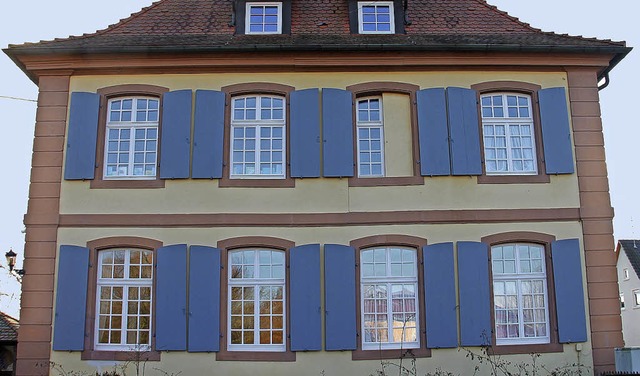 Die Fenster des Pfarrhauses sind kompl... an Auenputz und Sandsteinsockel an.   | Foto: Beate Rottler