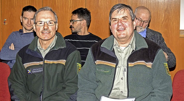 Die beiden Forstexperten (von links) F... gutes Betriebsergebnis prsentieren.   | Foto: Seifried