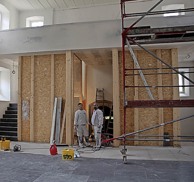 Noch viel zu tun haben die  Handwerker in der Kirche.   | Foto: Kanmacher