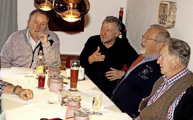 Dieter Vollmer, Gerd Schnbett, Heiner...nander beim ersten Seniorenfrhstck.   | Foto: Heiner Fabry
