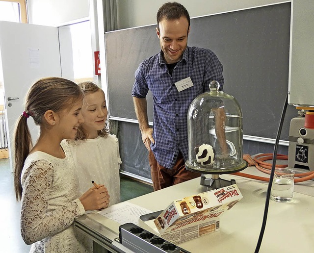 Spannende Luftdruck-Experimente mit Sc...der offenen Tr am Gymnasium Schnau.   | Foto: Anka Steger