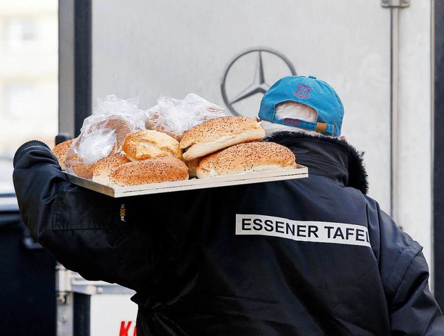 Ein Mitarbeiter der Essener Tafel liefert Ware an.  | Foto: dpa