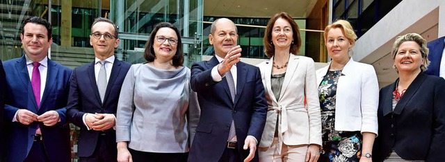 SPD-Ministerriege mit Fraktionsvorsitz...Giffey und Svenja Schulze (von links)   | Foto: AFP